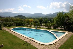 贝尔维尔德赛当亚方达马蒂亚酒店的一座位于山丘庭院内的游泳池