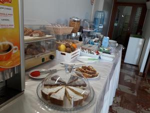 切萨雷奥港B&B L'Isola的自助餐,包括蛋糕和糕点