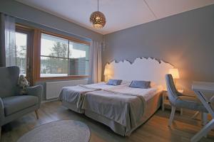 萨利色尔卡图恩图瑞圣诞老人酒店的卧室配有床、椅子和窗户。