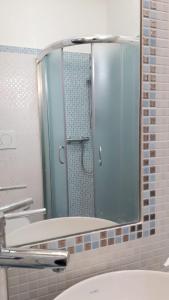 奥斯图尼Aurasia Alla Marina的一间带镜子、水槽和淋浴的浴室