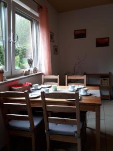 StruppenFerienwohnung Am Rauenstein的餐桌、椅子和窗户