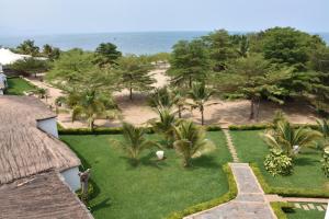 布琼布拉Hotel Club du Lac Tanganyika的从度假村欣赏到海滩的空中景色