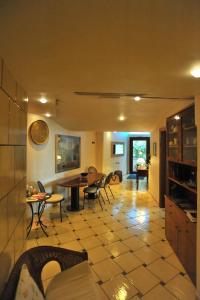 拉维罗拉维罗亿博丽旅馆的厨房以及带桌椅的起居室。