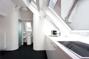 海牙MAFF顶级公寓的白色的浴室设有水槽和镜子