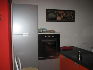 托尔博莱Appartamento a due passi dal lago的厨房配有炉灶和冰箱。