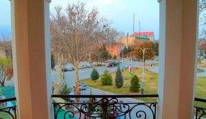 苦盏Khujand Grand Hotel的享有街道景致的阳台