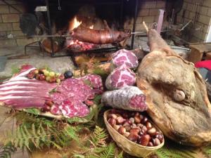 AullèneSan Larenzu的一堆烧着火的桌子上的肉和蔬菜