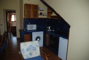 Cordido卢格尔杜西斯托酒店的一间厨房,在房间内配有洗衣机和烘干机