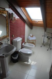 Cordido卢格尔杜西斯托酒店的一间带卫生间、水槽和镜子的浴室