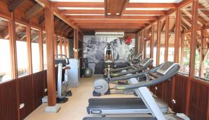 拉迈Pavilion Samui Villas and Resort - SHA Extra Plus的健身房,配有一排跑步机和机器