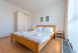 特热邦Apartmán U Lázní D23的一间卧室配有一张带白色床单的大床