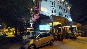 班加罗尔排总督酒店的夜间停在大楼前的汽车