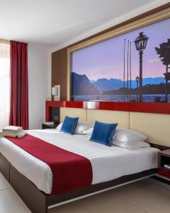 卡斯特努沃德加尔达凯若斯加尔达酒店的一间卧室设有一张大床和大窗户