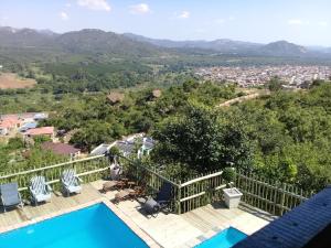内尔斯普雷特View Inn Exclusive Lodge的从带游泳池的房屋阳台欣赏风景