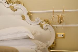 佛罗伦萨B&b Kingsman的一间卧室配有一张带金色框架的白色床