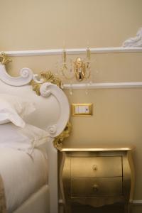 佛罗伦萨B&b Kingsman的一间卧室配有一张床和一个带台灯的边桌