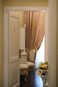 佛罗伦萨B&b Kingsman的客房设有椅子、书桌和窗户。