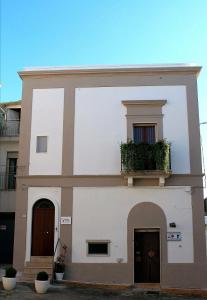 拉泰尔扎Il Rifugio di Laerte的带阳台和窗户的白色建筑