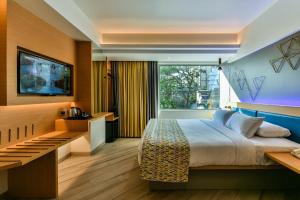 孟买Indie Stays的酒店客房,配有床和电视