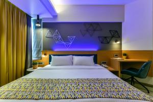 孟买Indie Stays的一间卧室配有一张大床和紫色墙壁
