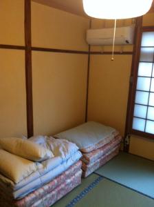 京都洛顶旅馆的客房角落设有两张床。