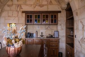 于尔居普卡帕多西亚卡亚卡匹高级洞穴酒店的一间厨房,内设木制台面