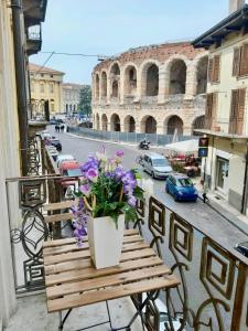 维罗纳维罗纳真意酒店的阳台的长凳,享有竞技场的景色