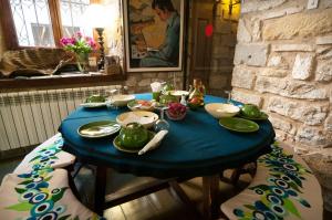 赫罗纳贝尔美瑞膳食公寓酒店的一张蓝色桌子,上面有绿色的菜肴
