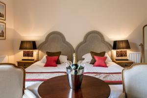 莫珀斯艾肖特庄园酒店的酒店客房设有两张床和一张桌子。