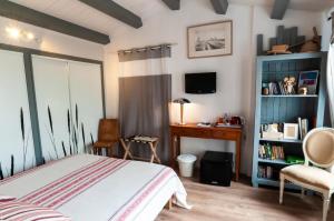 诺亚芒提亚乐斯悦不勒斯住宿加早餐旅馆的一间卧室配有一张床和一张书桌