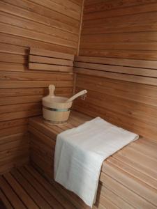 林瓜格洛萨Rifugio Il Ginepro dell'Etna的一间设有水桶和白色毛巾的桑拿浴室