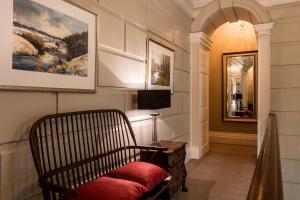 莫珀斯艾肖特庄园酒店的客厅配有椅子和镜子