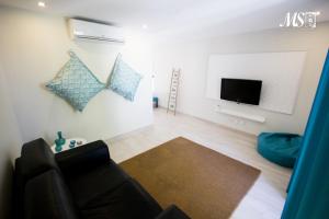 塞图巴尔MS Apartamentos, Setúbal的带沙发和平面电视的客厅