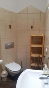 奥斯特巴德里克Ferienwohnung Kruppa Rerik的浴室配有白色卫生间和盥洗盆。