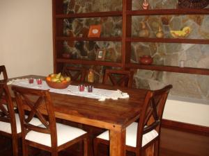 巴列埃尔莫索Casa Rural Lili的一张带椅子的木桌和一碗水果
