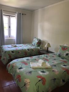 维拉摩拉老村酒店的一间卧室设有两张床和窗户。