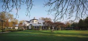 布雷Monkey Island Estate - Small Luxury Hotels of the World的绿色草坪上的大型白色房屋