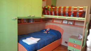 马焦内Appartamento I Molini的一张儿童双层床,上面有泰迪熊