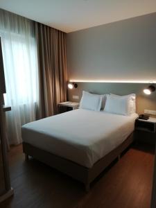 加亚新城克里普酒店的一间卧室设有一张大床和一个窗户。