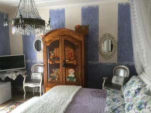 代森扎诺-德尔加达La maison delle favole的卧室拥有蓝色和白色条纹墙和一张床