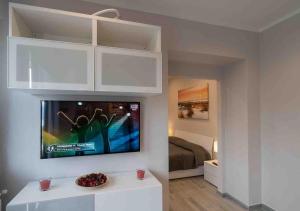 卡莫利Portofino House的客厅设有壁挂式平面电视。