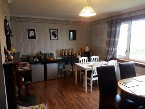 卡博斯特Ceum Thairis的厨房以及带桌椅的用餐室。