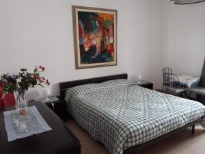 阿尔贝罗贝洛Il Ciclamino的卧室配有一张床,墙上挂有绘画作品
