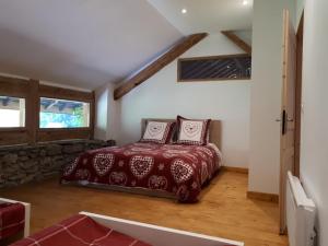 Saint-LégerDomaine de la Safranière - Holiday Home的一间卧室配有红色的床和枕头