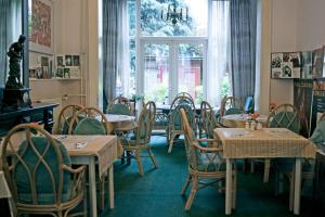 阿姆斯特丹威尔第酒店的一间带桌椅的用餐室和窗户。