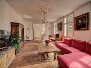 蒙绍Haus Barkhausen的客厅配有红色的沙发和桌子