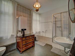 蒙绍Haus Barkhausen的一间带水槽、浴缸和卫生间的浴室