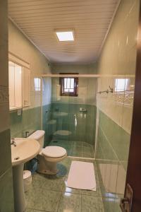 卡内拉Cammino Della Serra的带淋浴、卫生间和盥洗盆的浴室