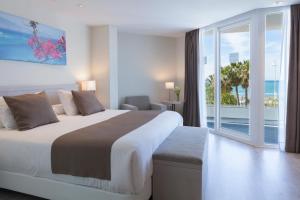 Hotel Helios Costa Tropical客房内的一张或多张床位