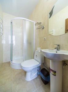 第聂伯罗Шляпа的浴室配有卫生间、淋浴和盥洗盆。